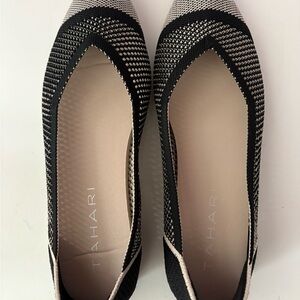 Tahari Women's Black and Cream Patterned Flats